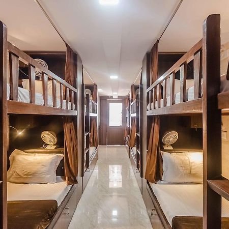Awesome Dormitory - Men Only Mumbai Exteriör bild
