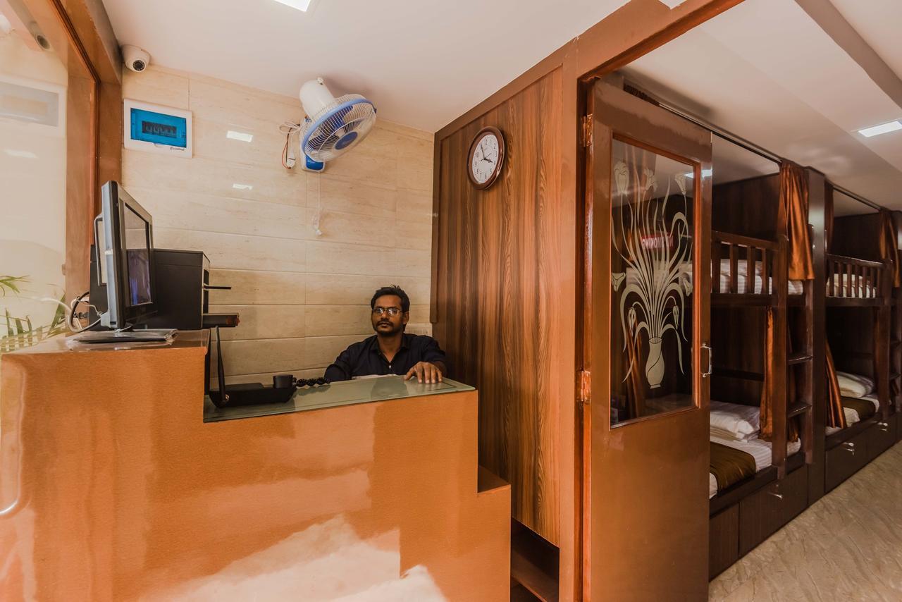 Awesome Dormitory - Men Only Mumbai Exteriör bild