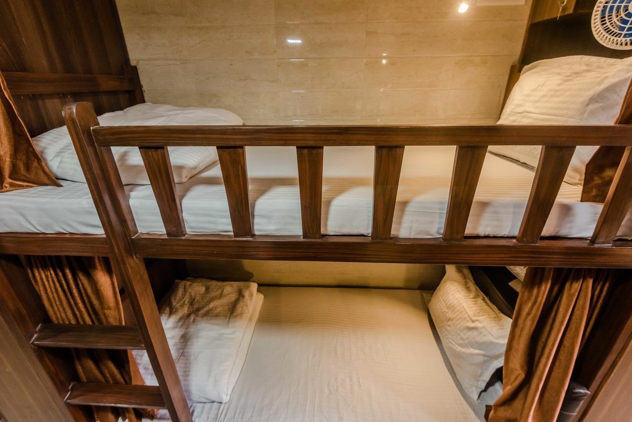 Awesome Dormitory - Men Only Mumbai Exteriör bild