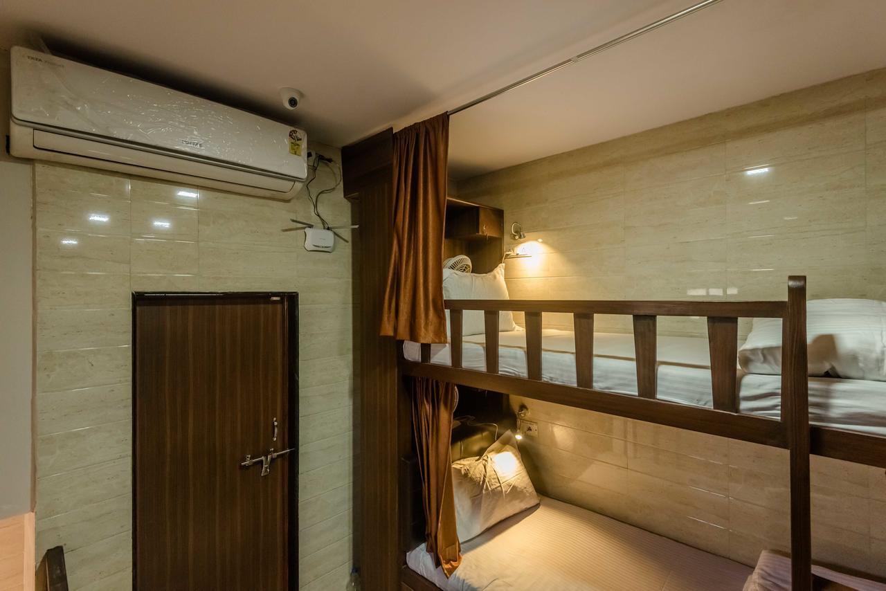 Awesome Dormitory - Men Only Mumbai Exteriör bild