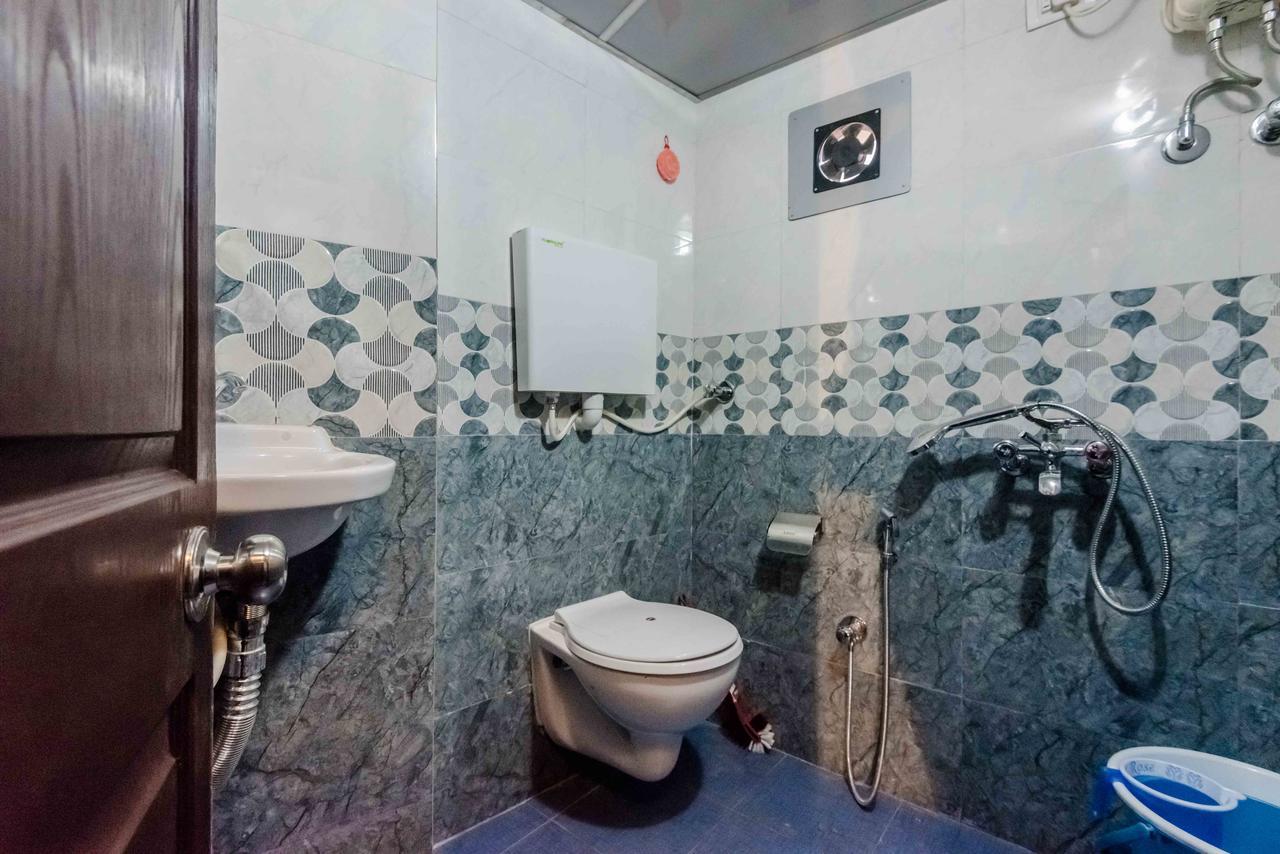 Awesome Dormitory - Men Only Mumbai Exteriör bild
