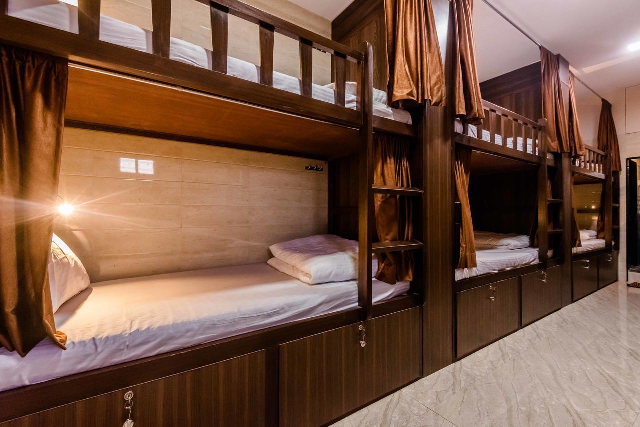 Awesome Dormitory - Men Only Mumbai Exteriör bild