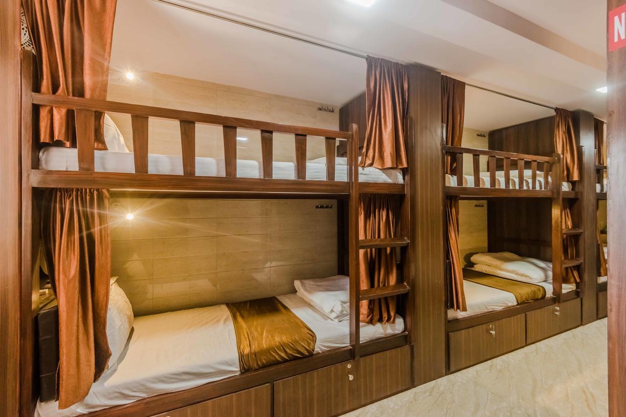 Awesome Dormitory - Men Only Mumbai Exteriör bild
