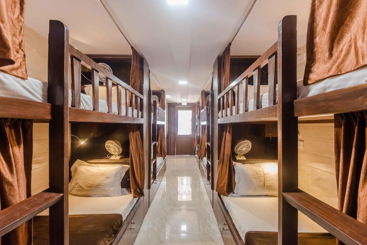 Awesome Dormitory - Men Only Mumbai Exteriör bild
