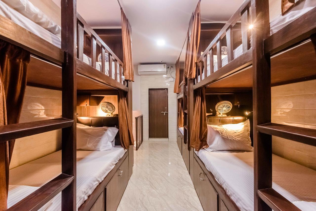 Awesome Dormitory - Men Only Mumbai Exteriör bild